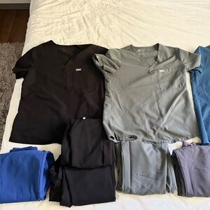FIGS scrubs bundle women’s MEDIUM 6 joggers 3 tops